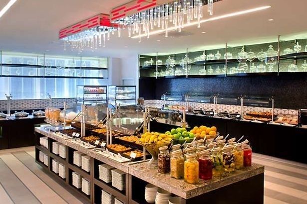 Modernes Hotelbuffet mit Obst, Getränken und übersichtlich präsentierten Speisen