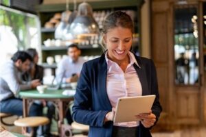 Mitarbeiterin im Restaurant erfasst Daten auf einem Tablet