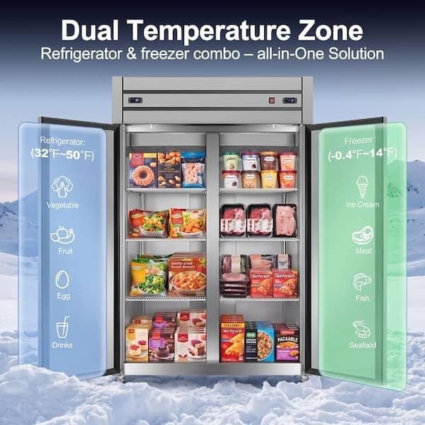 Geöffnete Kühl-Gefrierkombination mit getrennten Temperaturzonen und Lebensmitteln
