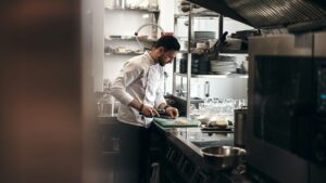 Koch bereitet Zutaten in einer professionellen Restaurantküche vor